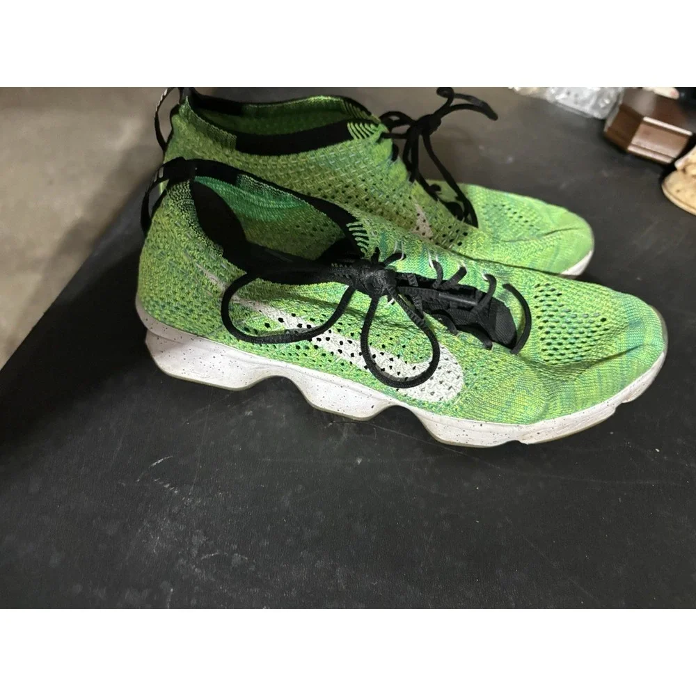 Nike Women 's Flyknit Zoom Agility Running Shoes. Size US 9 Green